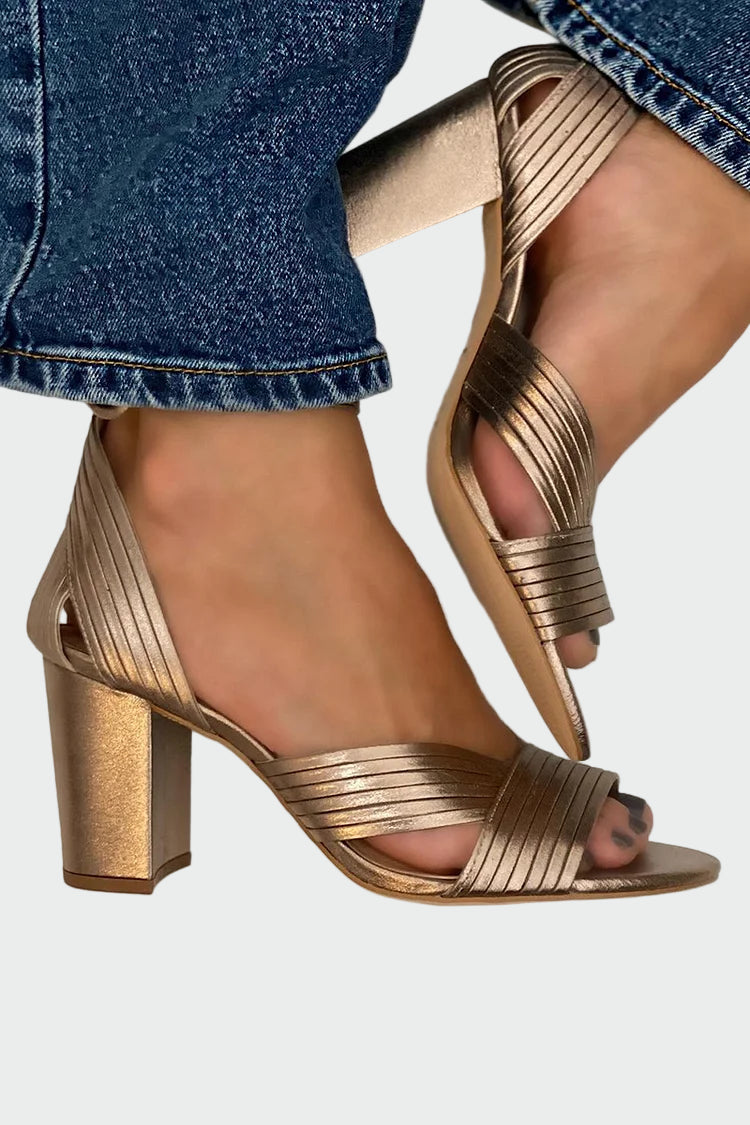 Κομψά πέδιλα με λουράκι