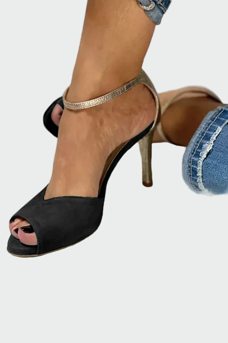 Κομψό πέδιλο με μεταλλικό λουράκι