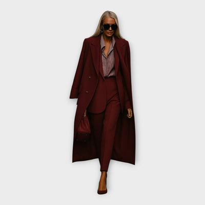 Κομψό σετ με παντελόνι και παλτό σε minimal γραμμή 