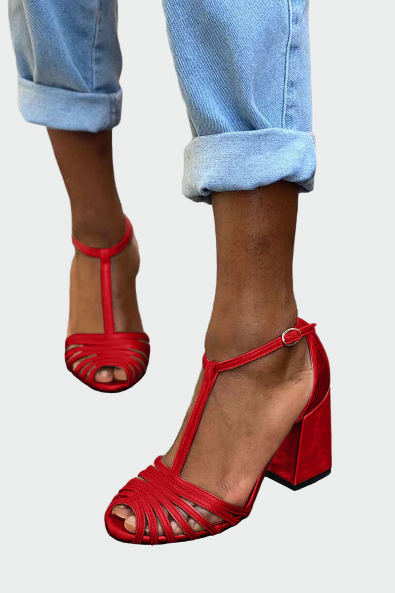 Κομψά πέδιλα με λουράκι σε σχήμα Τ