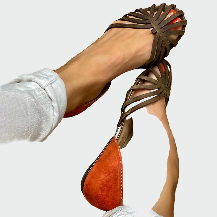 Πέδιλα με κοψίματα και δίχρωμη λεπτομέρεια