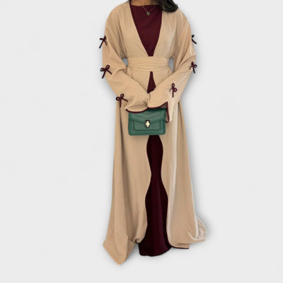 Στυλάτο Καρντιγκάν και Φόρεμα σε Συνδυασμό με Ριγέ Διακόσμηση