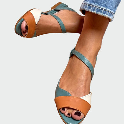 Πέδιλα με χρωματιστές λεπτομέρειες