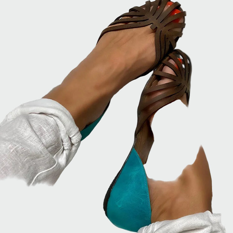 Πέδιλα με κοψίματα και δίχρωμη λεπτομέρεια