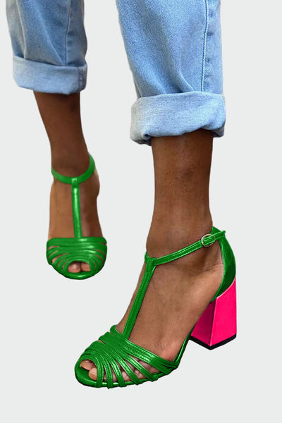 Κομψά πέδιλα με λουράκι σε σχήμα Τ