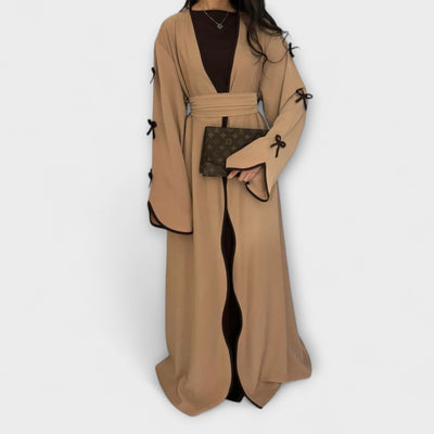 Στυλάτο Καρντιγκάν και Φόρεμα σε Συνδυασμό με Ριγέ Διακόσμηση