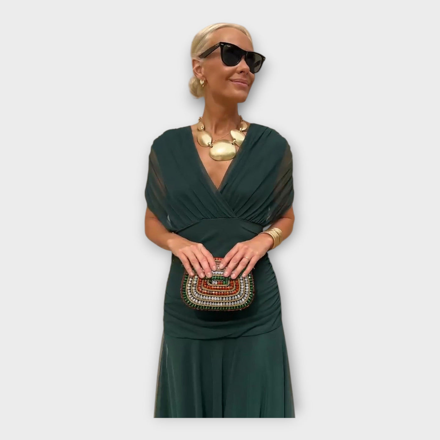 Αέρινο Φόρεμα με Εντυπωσιακή Λαιμόκοψη