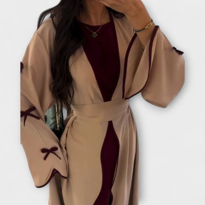 Στυλάτο Καρντιγκάν και Φόρεμα σε Συνδυασμό με Ριγέ Διακόσμηση