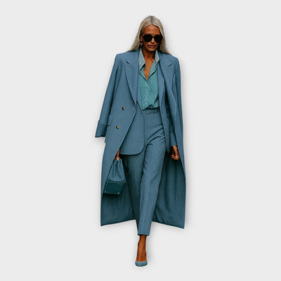 Κομψό σετ με παντελόνι και παλτό σε minimal γραμμή 