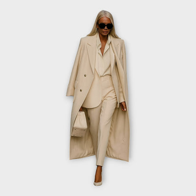 Κομψό σετ με παντελόνι και παλτό σε minimal γραμμή 