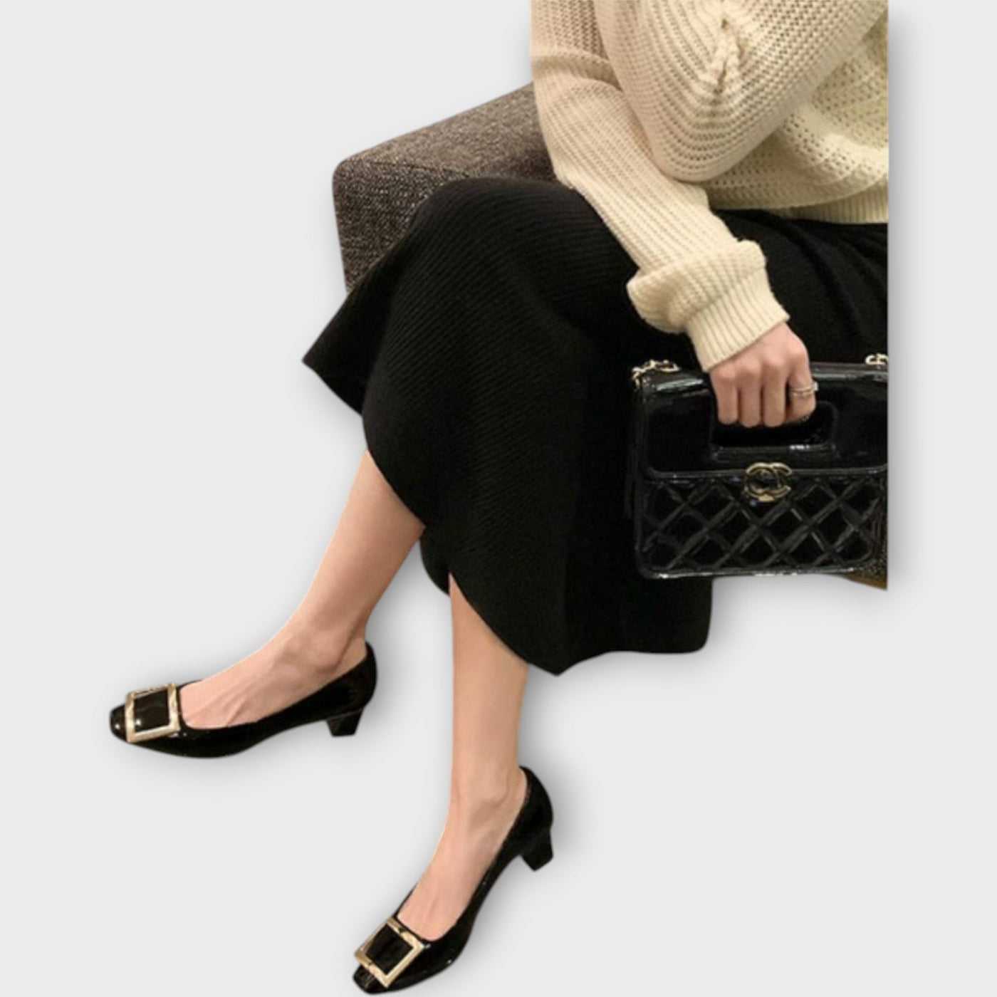 Κομψές σανδάλες με μέτριο τακούνι και τετράγωνη μύτη