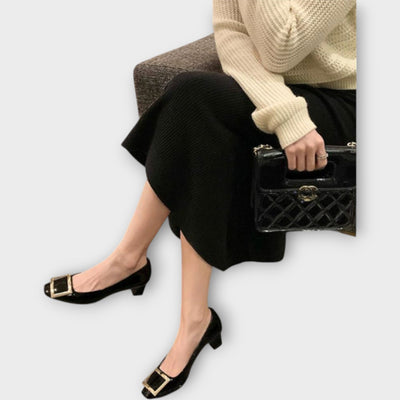 Κομψές σανδάλες με μέτριο τακούνι και τετράγωνη μύτη