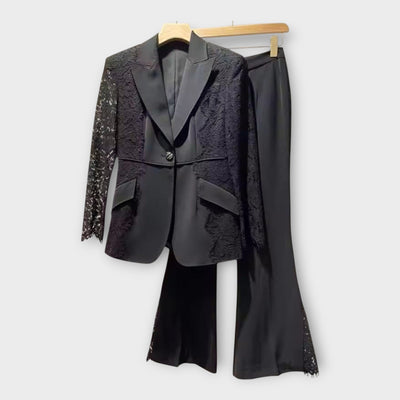 Κομψό σετ σακάκι και παντελόνι με νταντελένιες λεπτομέρειες