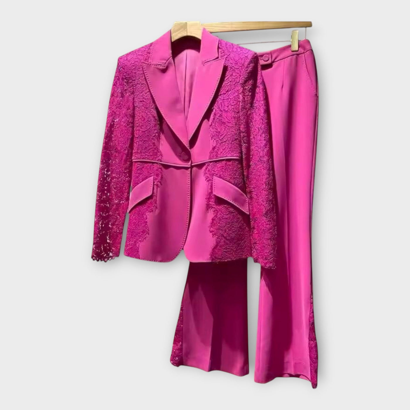 Κομψό σετ σακάκι και παντελόνι με νταντελένιες λεπτομέρειες