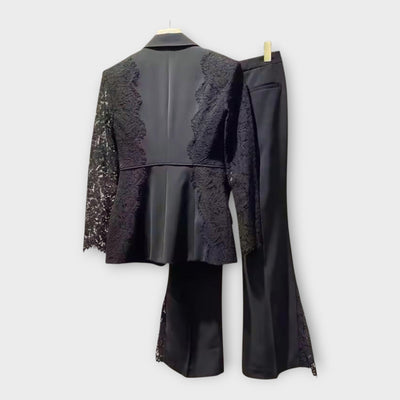 Κομψό σετ σακάκι και παντελόνι με νταντελένιες λεπτομέρειες