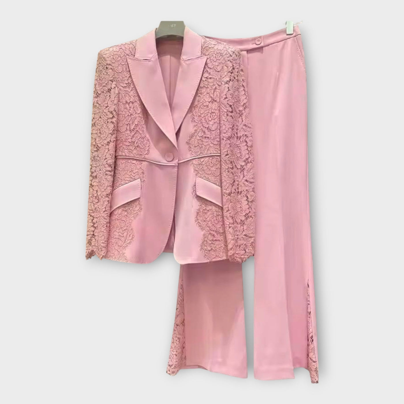 Κομψό σετ σακάκι και παντελόνι με νταντελένιες λεπτομέρειες