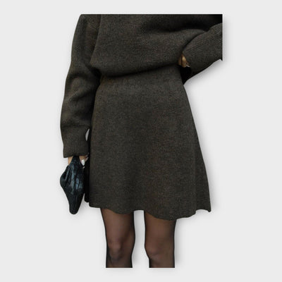 Σετ Πλεκτής Μπλούζας και Φούστας με Μοντέρνα Γραμμή